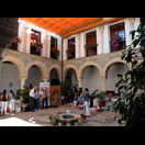 Ein Wohltätigkeitsbasar in einem Innenhof